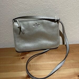 Kate Spade cross body bag. Silver.